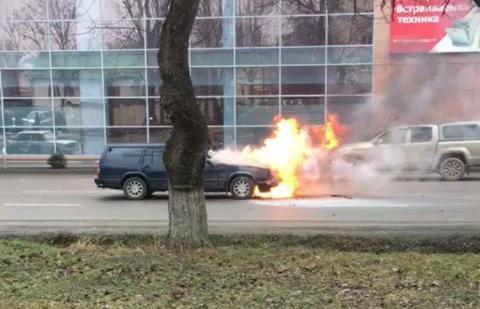 В Пятигорске после столкновения с «семеркой» загорелся автомобиль Volvo: Видео
